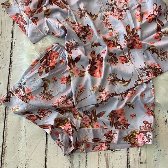 VICTORIA'S SECRET
Satin Short Pajama’s Set - Picture 9 of 16